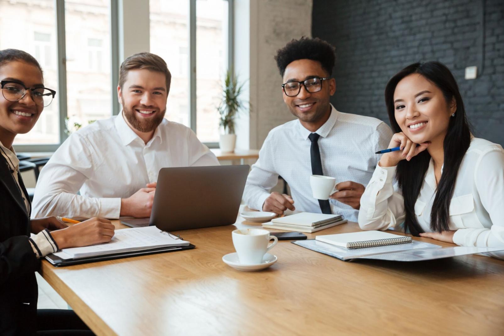 Professionelles Beratungsgespräch in modernem Büro mit Dokumenten und Laptop